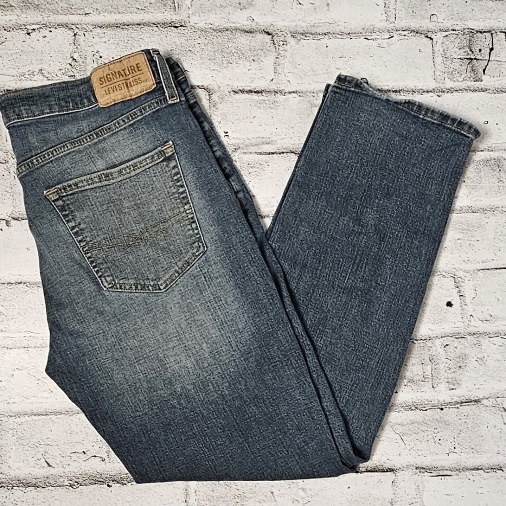 Signature by Levi Strauss Light Wash Straight Leg Men’s Jeans Waist 34